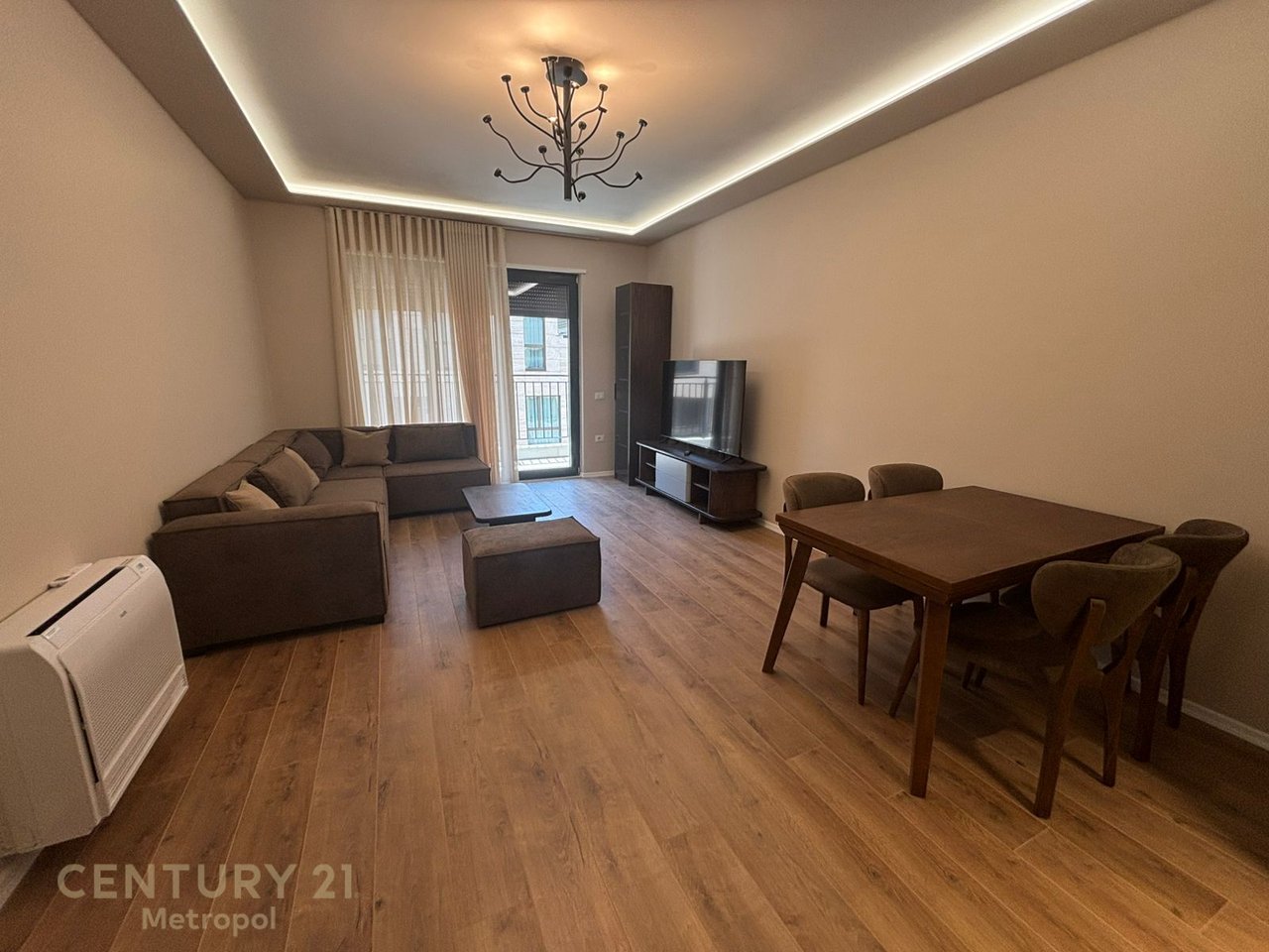 Appartamento moderno 2+1+2 + 2 posti auto in affitto vicino all'Hotel Radisson!
