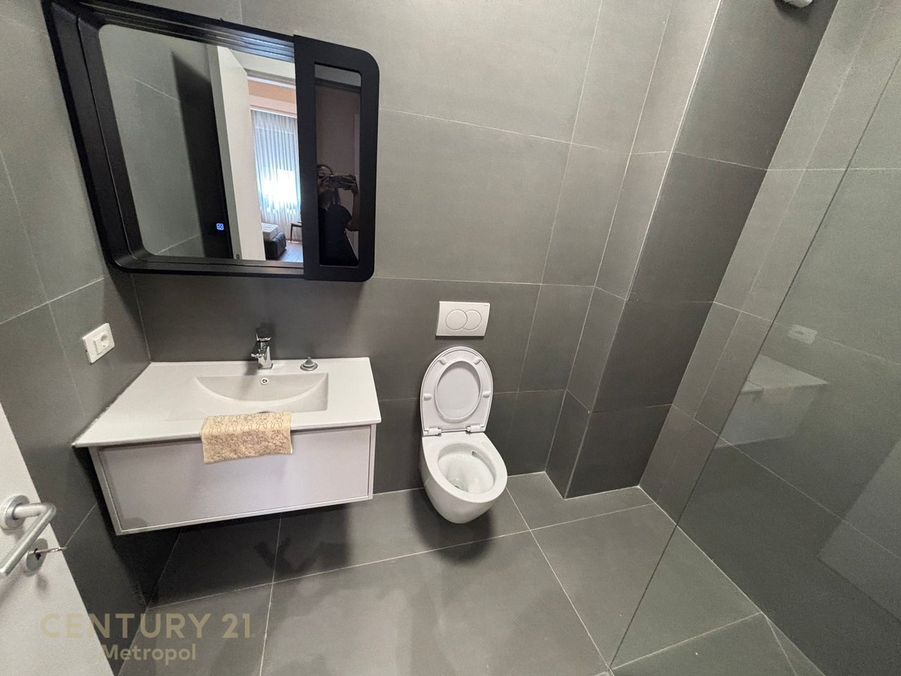 Appartamento moderno 2+1+2 + 2 posti auto in affitto vicino all'Hotel Radisson!