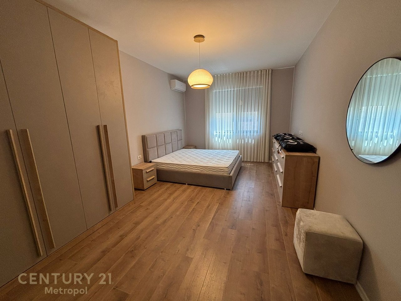 Appartamento moderno 2+1+2 + 2 posti auto in affitto vicino all'Hotel Radisson!
