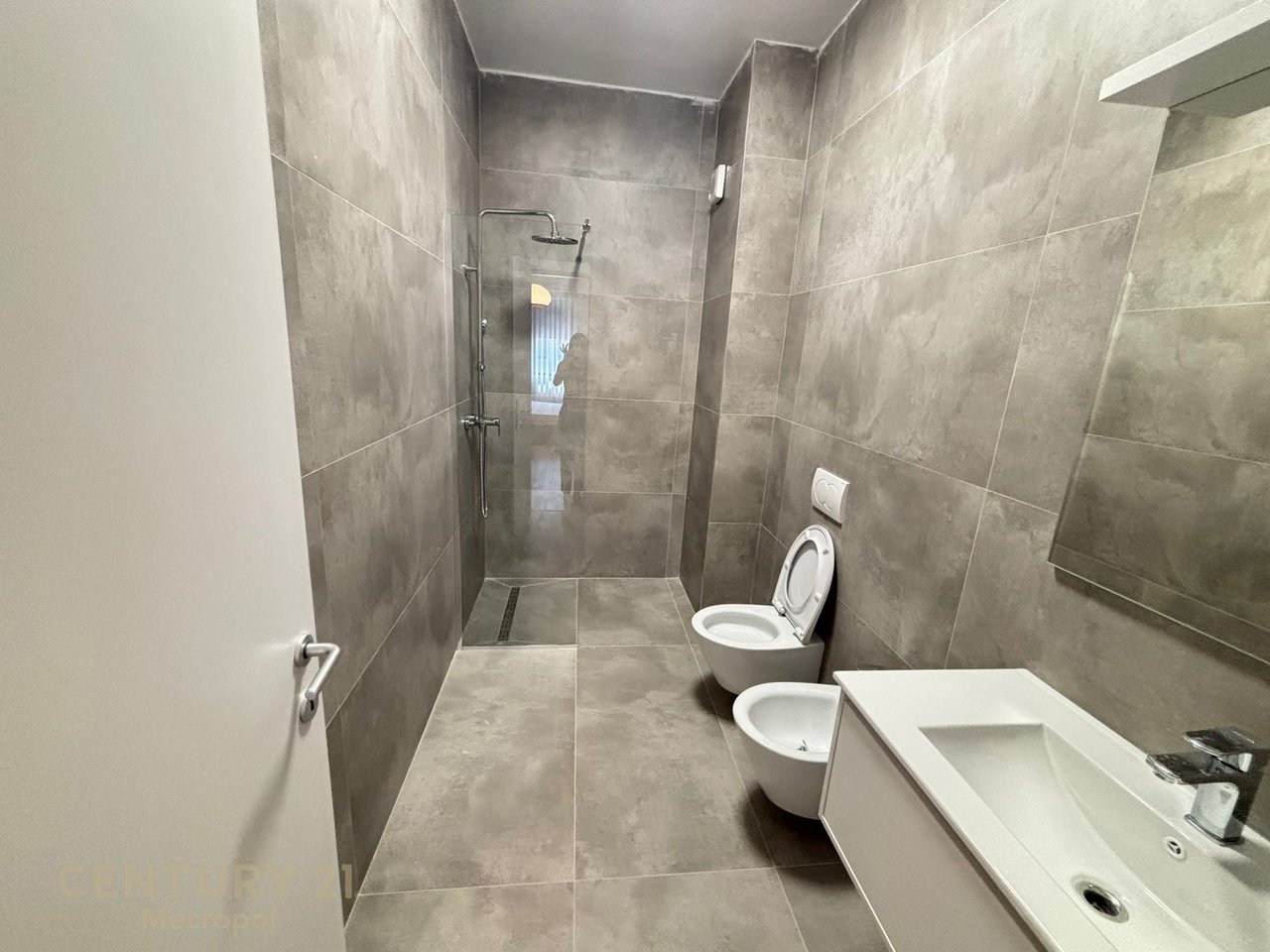 Appartamento moderno 2+1+2 + 2 posti auto in affitto vicino all'Hotel Radisson!