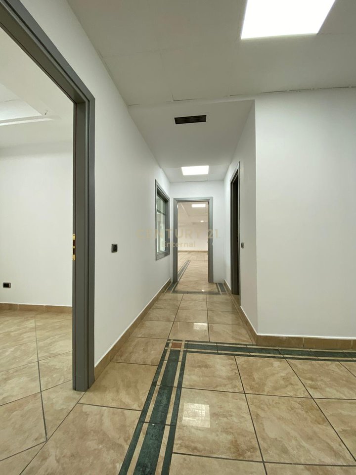 Spazio Commerciale in Affitto a Ish-Bllok