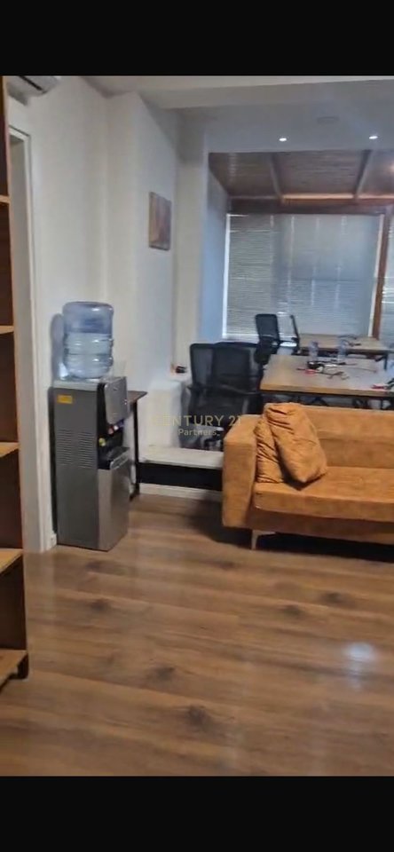 JEPET ME QIRA AMBIENT BIZNESI-RRUGA KAVAJES PERBALLE DELIJORGJIT