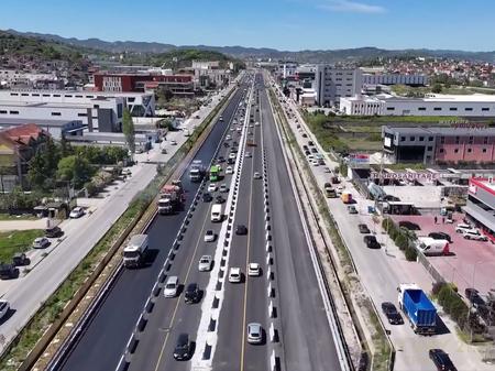 JEPET AMBJENT MULTIFUNKSIONAL NE AUTOSTRADEN TIRANE-DURRES KM7!