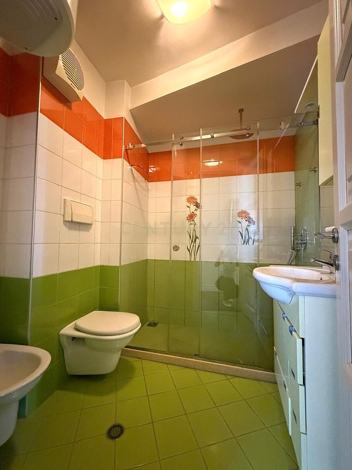 Shitet duplex 3+1+2 tualete + verande ne Myslym Shyr!