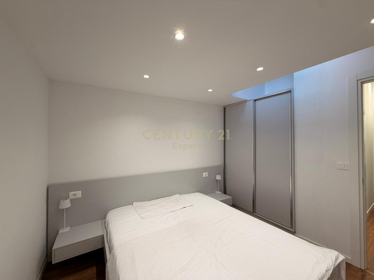 APARTAMENT 1+1 ME QIRA KAT VILE RRUGA E DURRESIT!