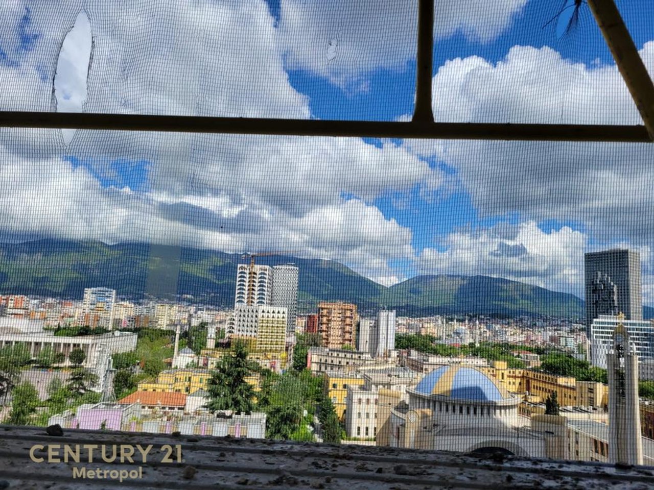 APARTAMENT NE QENDER NE REZIDENCEN SCANDERBEG PER SHITJE