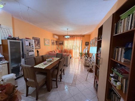 SHITET APARTAMENT 3+1+2 NË ISH-BLLOK !
