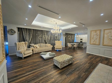 PENTHOUSE UNIKE  + 2 POSTE PARKIMI PER SHITJE TEK SELVIA, RRUGA E DIBRES!