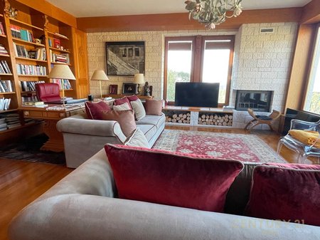 Jepet me Qira Vile 3-kateshe me pishine dhe super pamje, Petrelë, Tiranë - 3500€ | 421 m²