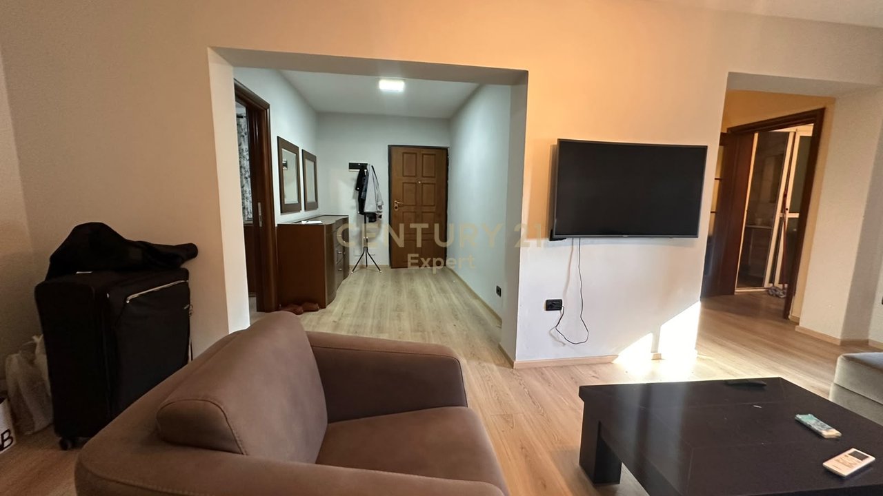 JAPIM ME QIRA APARTAMENT 1+1 TEK RRUGA MINE PEZA