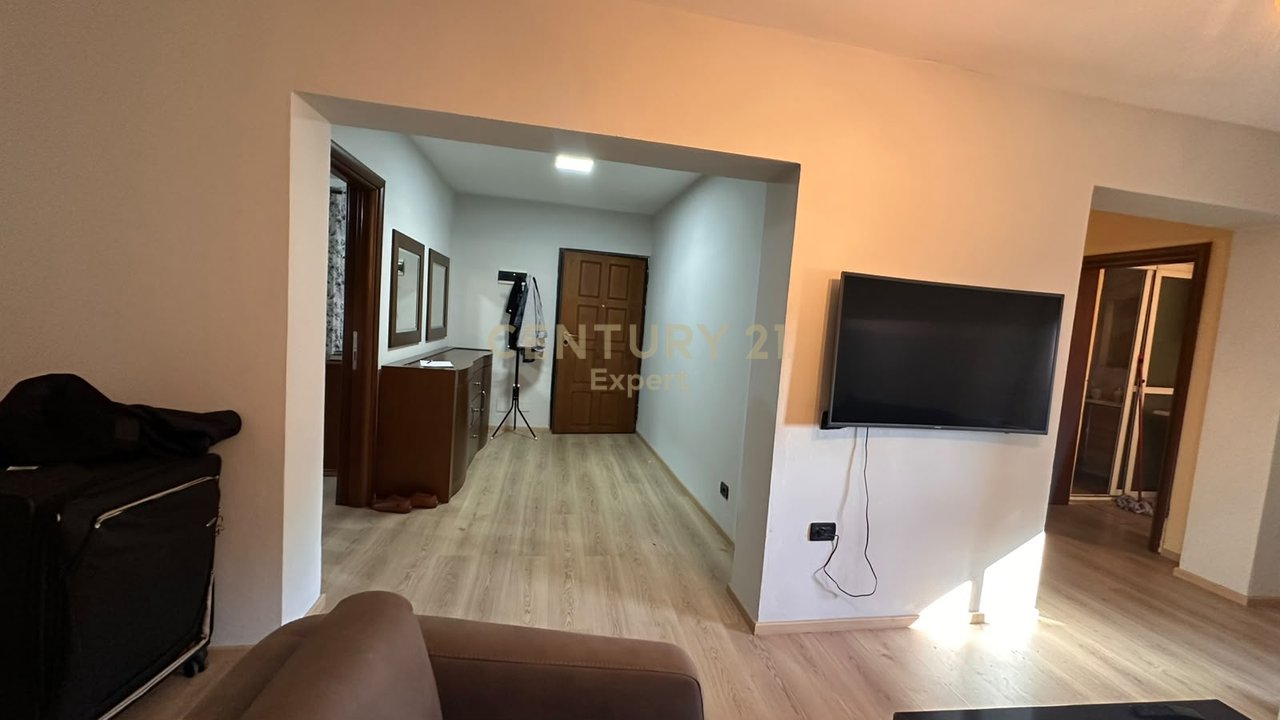 JAPIM ME QIRA APARTAMENT 1+1 TEK RRUGA MINE PEZA