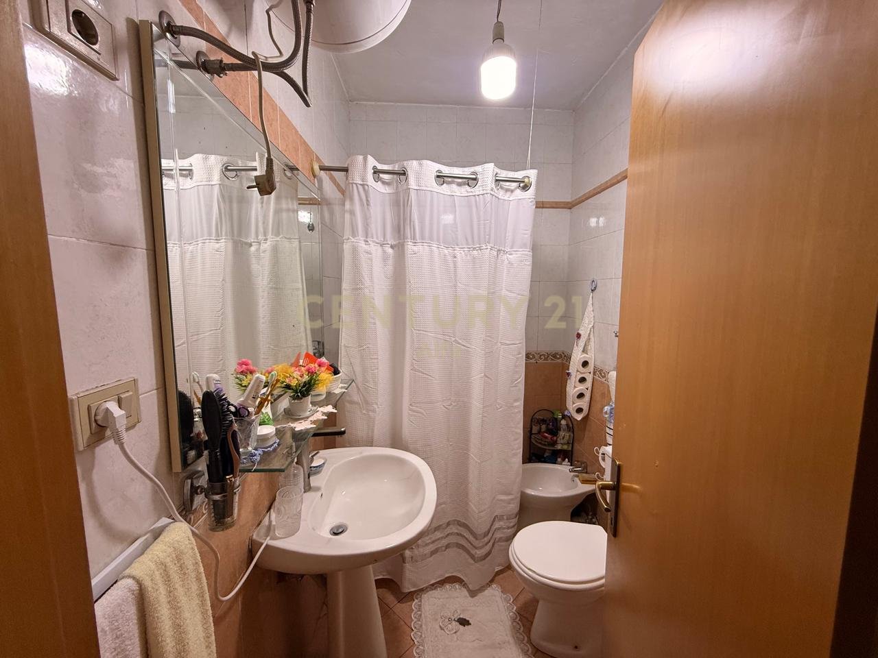 SHITET APARTAMENT 3+1+2 NË ISH-BLLOK !