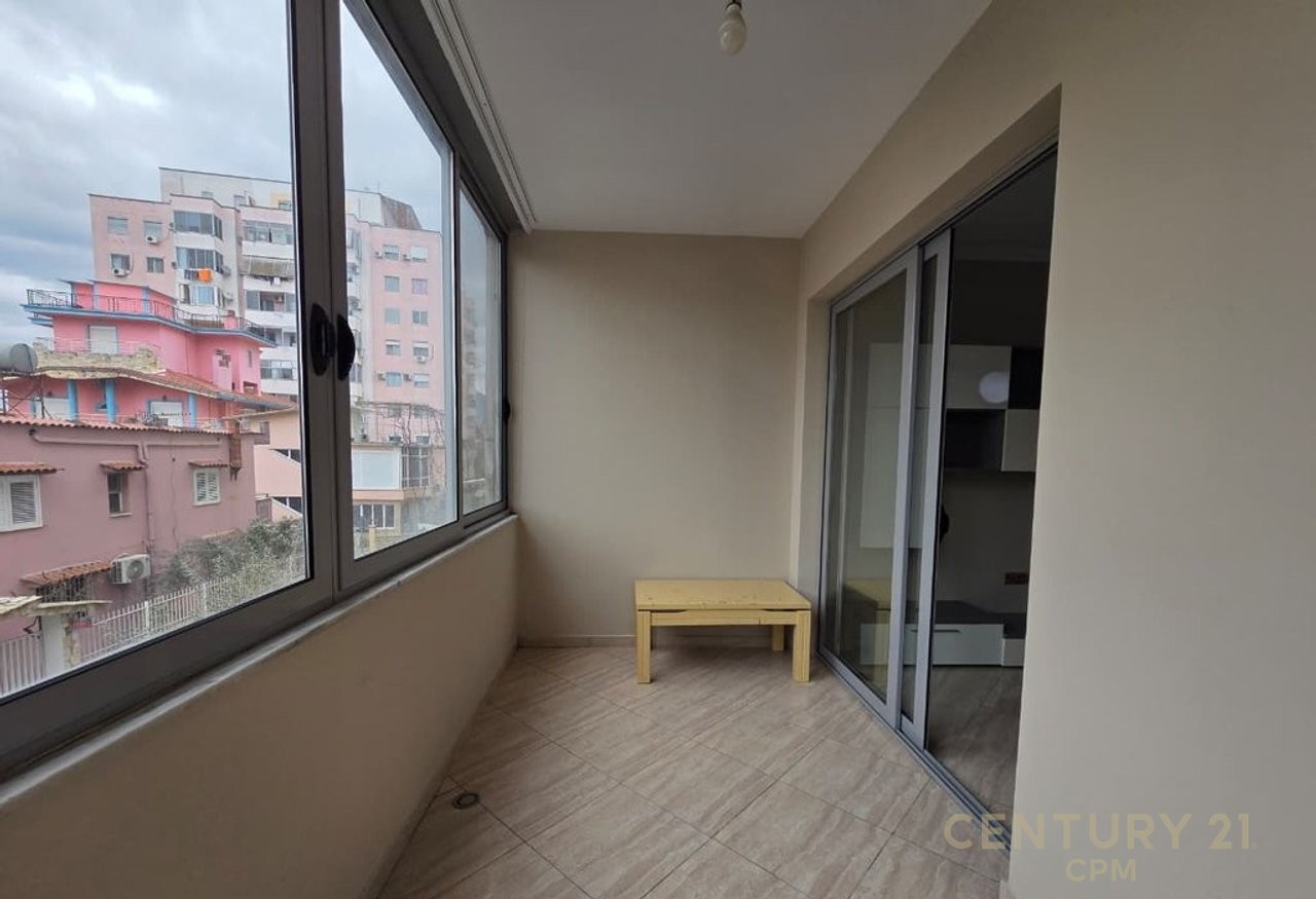 JEPET APARTAMENT 1+1 ME QERA NE MISTO MAME!
