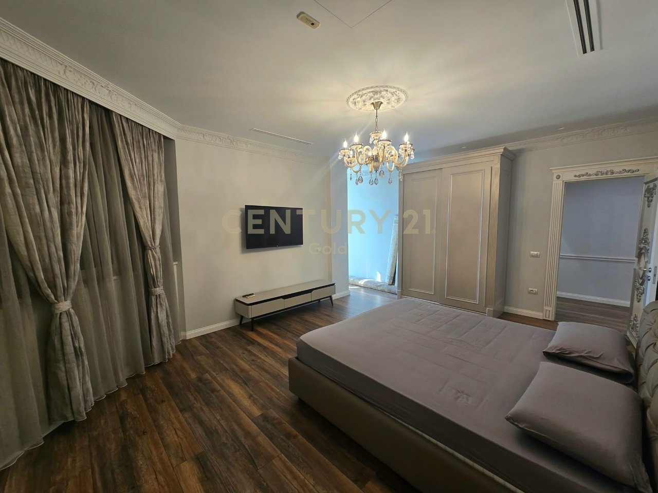 PENTHOUSE UNIKE  + 2 POSTE PARKIMI PER SHITJE TEK SELVIA, RRUGA E DIBRES!