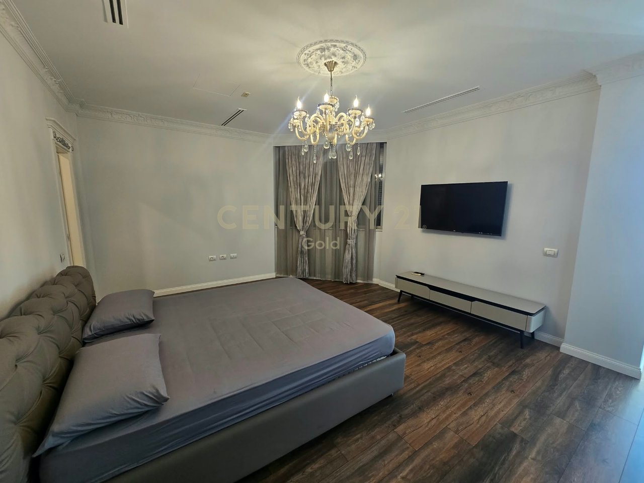 PENTHOUSE UNIKE  + 2 POSTE PARKIMI PER SHITJE TEK SELVIA, RRUGA E DIBRES!