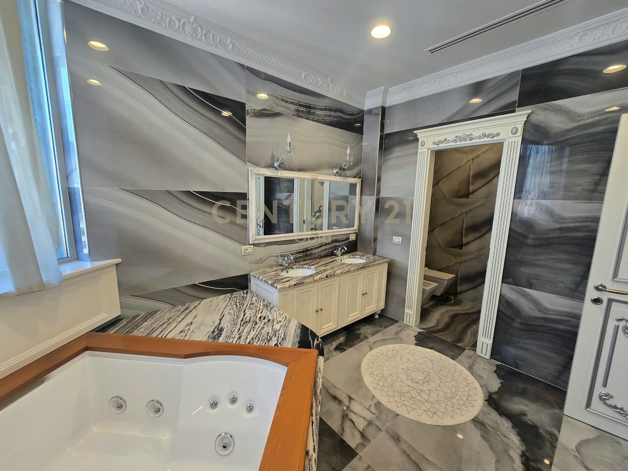 PENTHOUSE UNIKE  + 2 POSTE PARKIMI PER SHITJE TEK SELVIA, RRUGA E DIBRES!