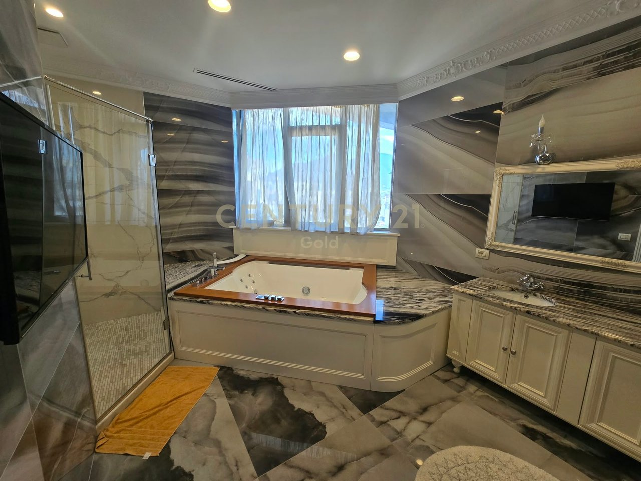 PENTHOUSE UNIKE  + 2 POSTE PARKIMI PER SHITJE TEK SELVIA, RRUGA E DIBRES!