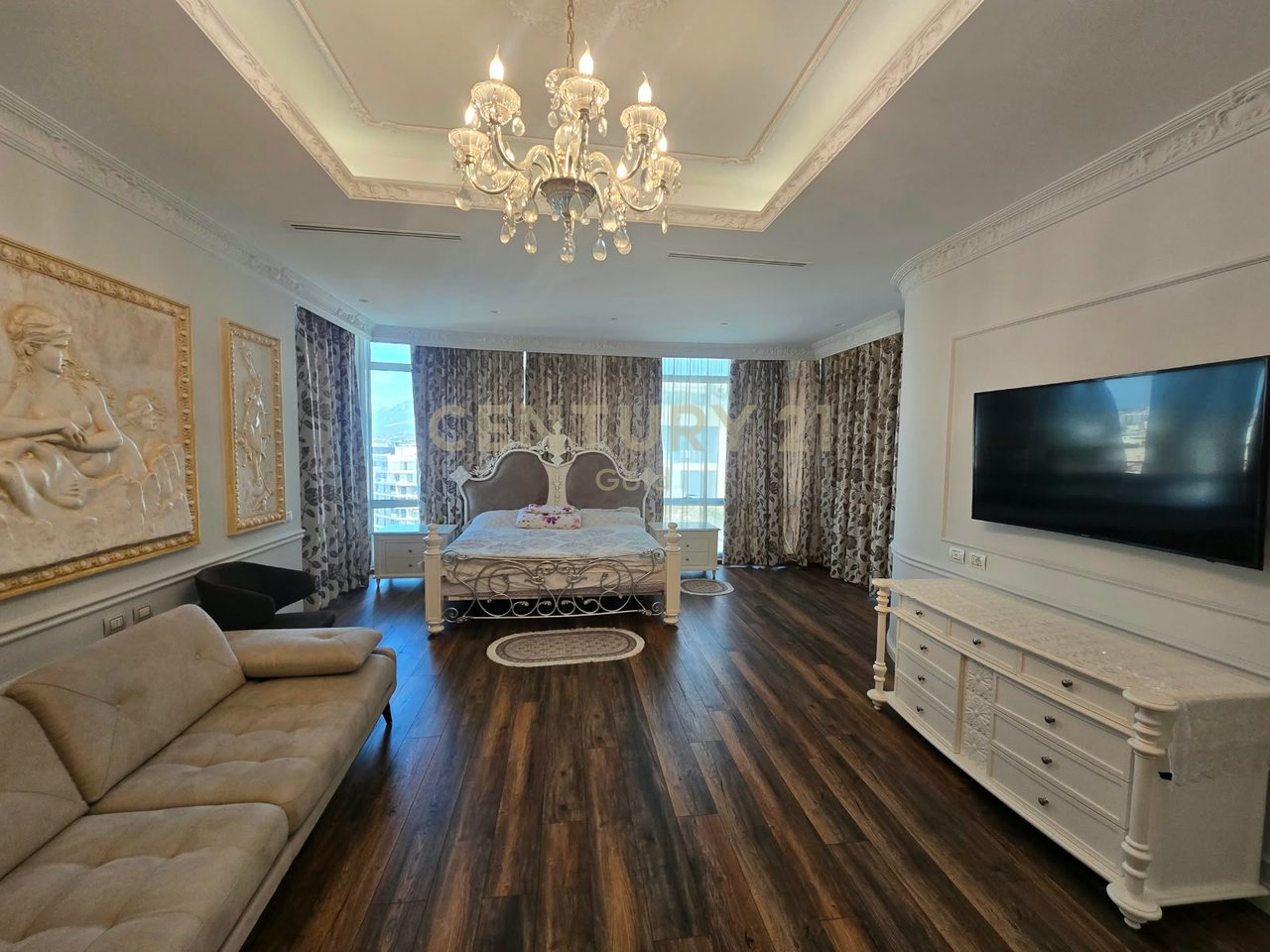 PENTHOUSE UNIKE  + 2 POSTE PARKIMI PER SHITJE TEK SELVIA, RRUGA E DIBRES!