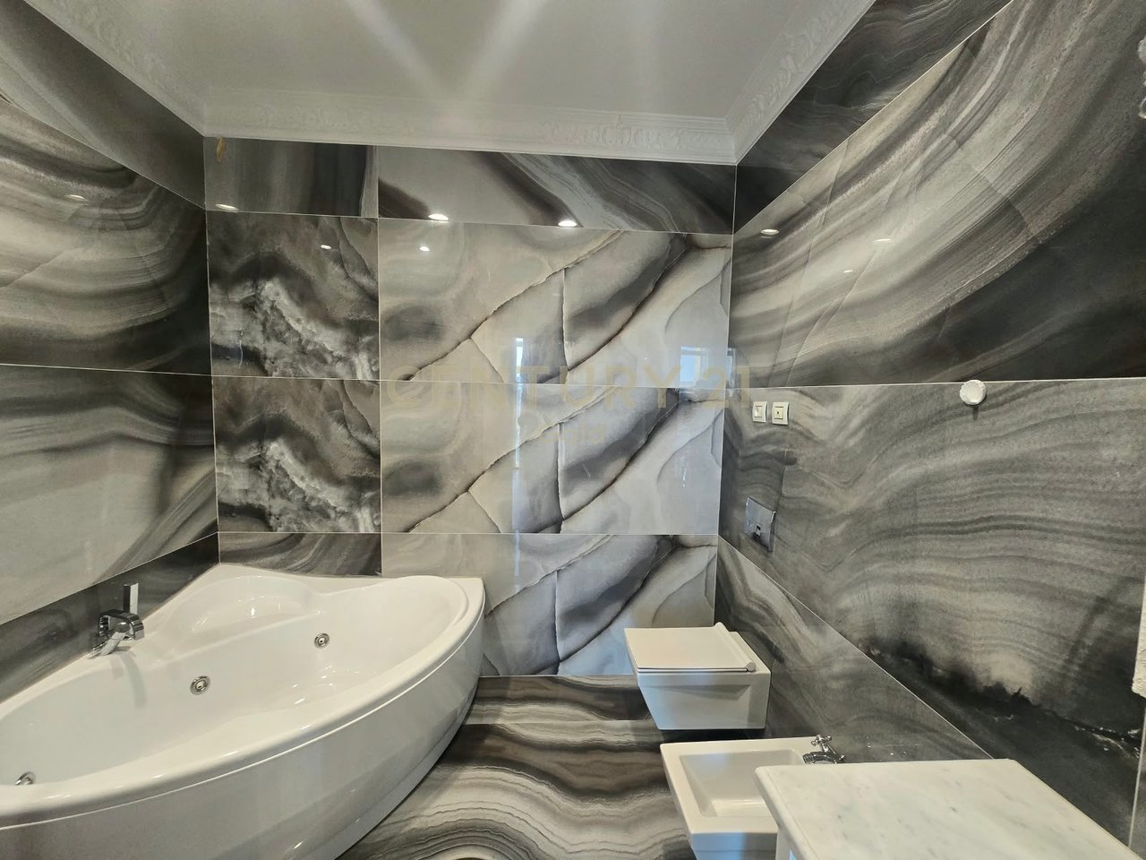 PENTHOUSE UNIKE  + 2 POSTE PARKIMI PER SHITJE TEK SELVIA, RRUGA E DIBRES!