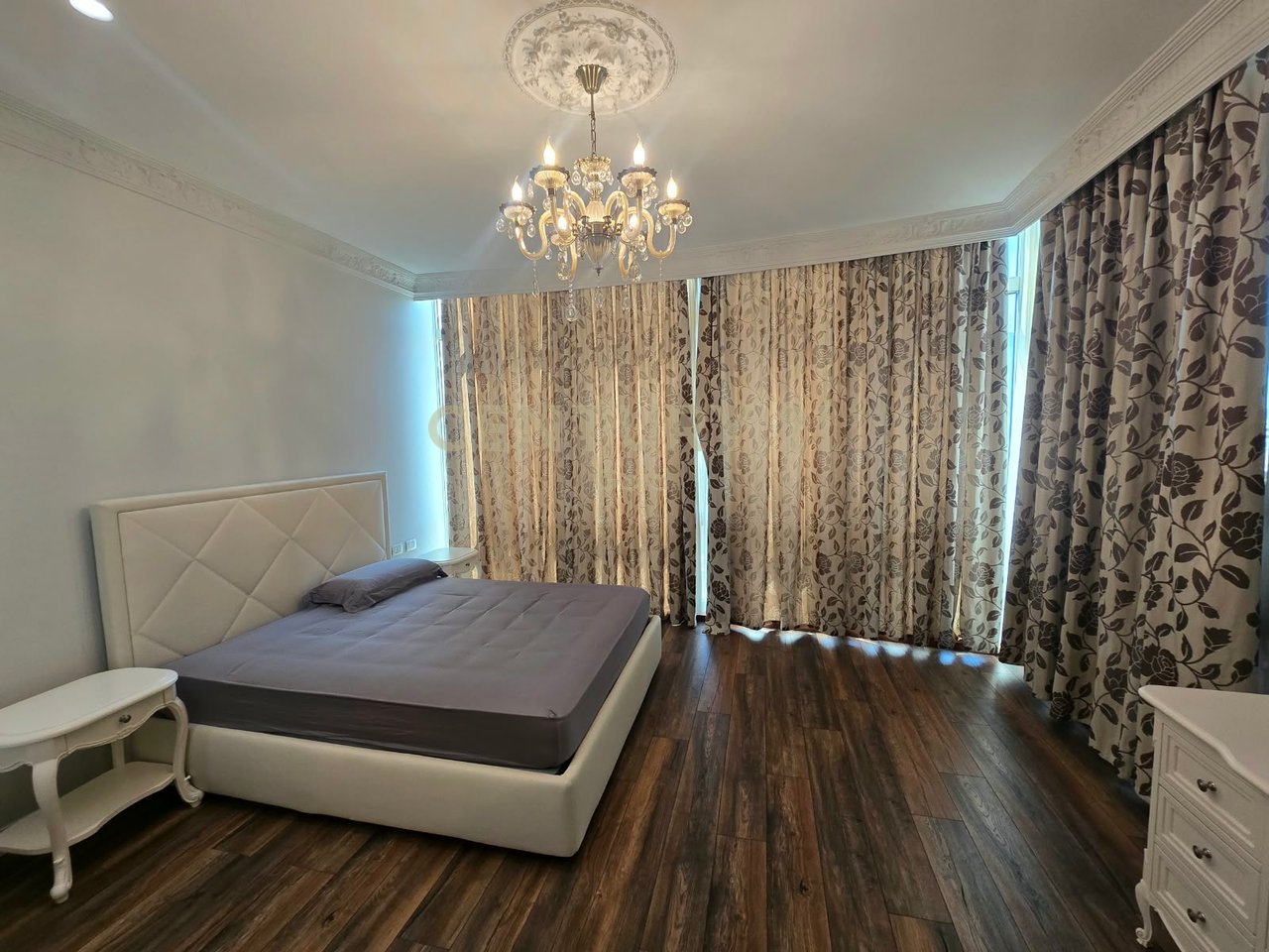 PENTHOUSE UNIKE  + 2 POSTE PARKIMI PER SHITJE TEK SELVIA, RRUGA E DIBRES!