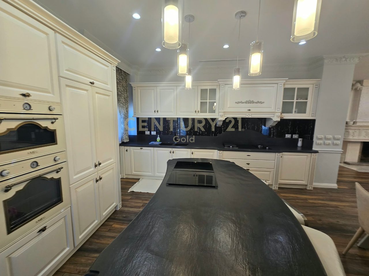 PENTHOUSE UNIKE  + 2 POSTE PARKIMI PER SHITJE TEK SELVIA, RRUGA E DIBRES!