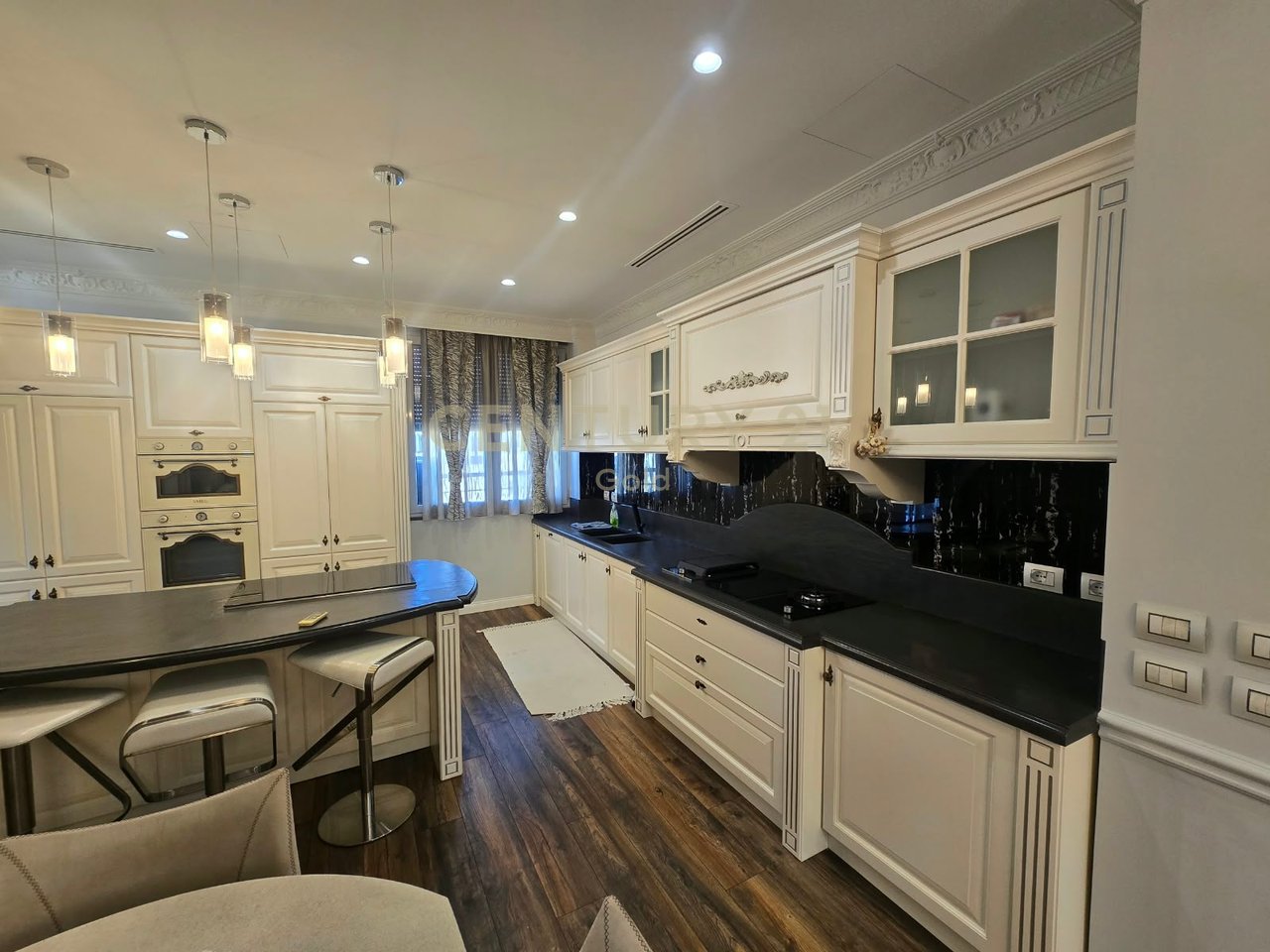 PENTHOUSE UNIKE  + 2 POSTE PARKIMI PER SHITJE TEK SELVIA, RRUGA E DIBRES!