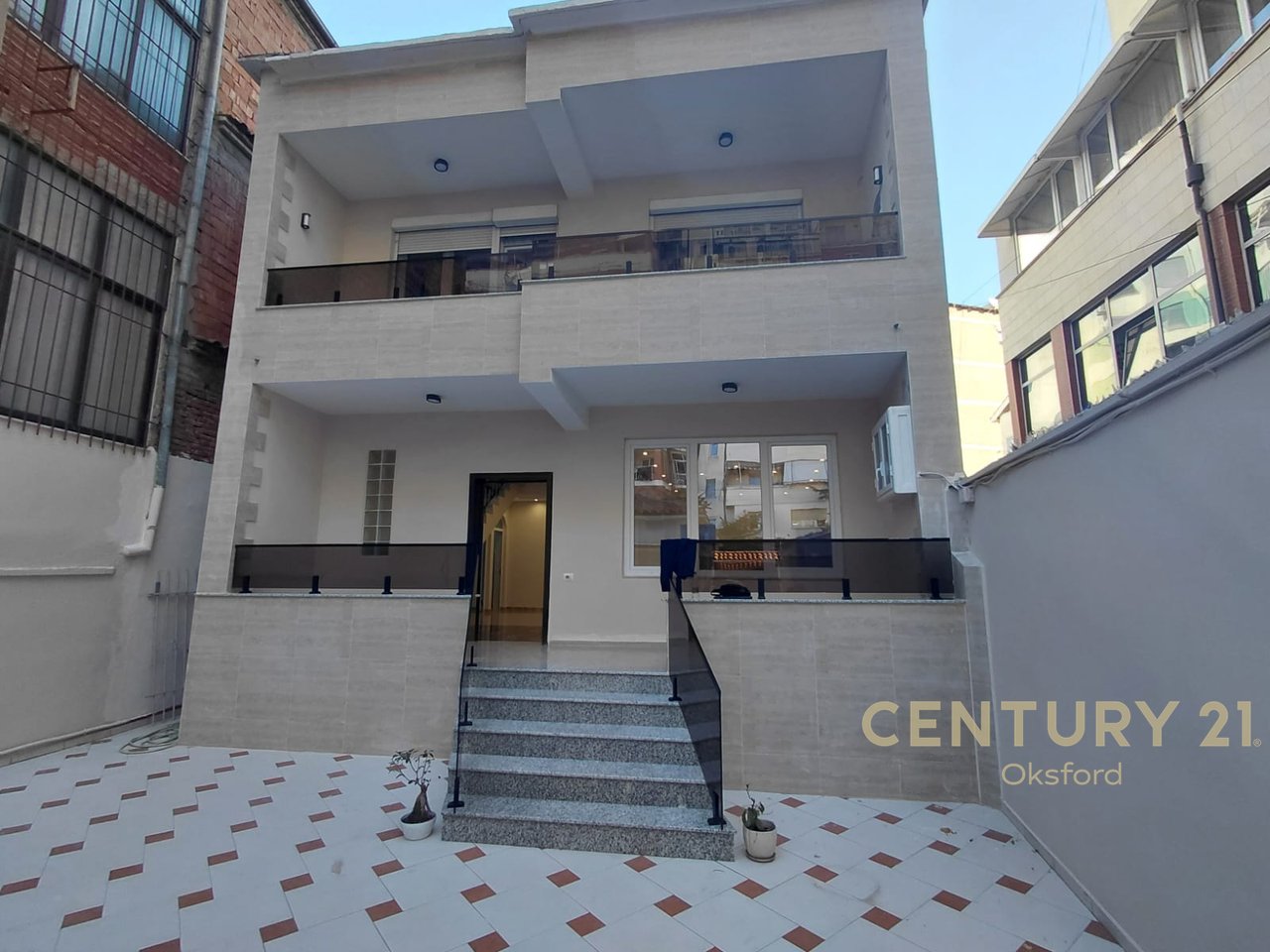 VILLA SU DUE PIANI IN AFFITTO – VIA ELBASANI