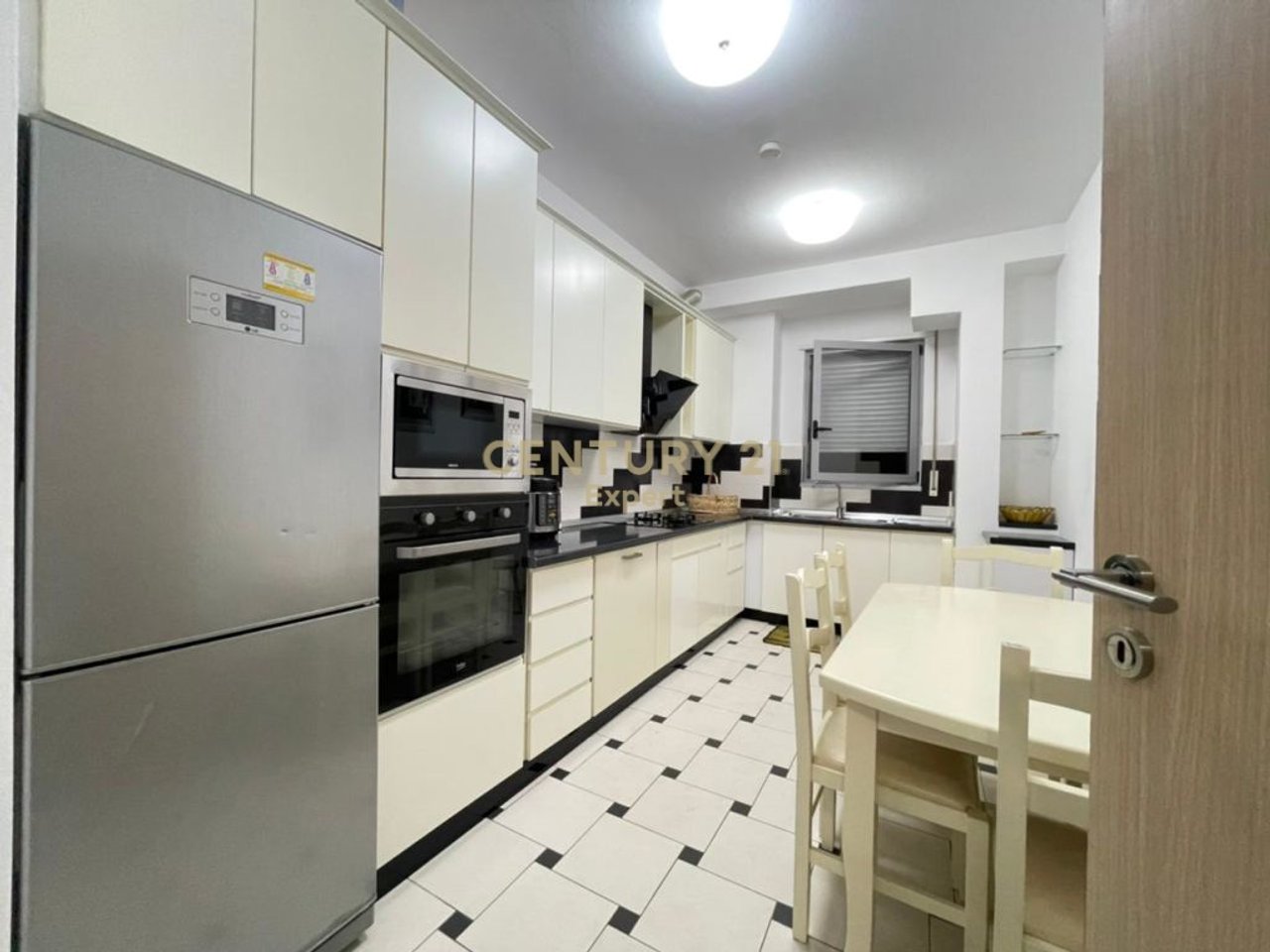 APARTAMENT 2+1+2 ME QIRA – RRUGA E KAVAJËS, TIRANË