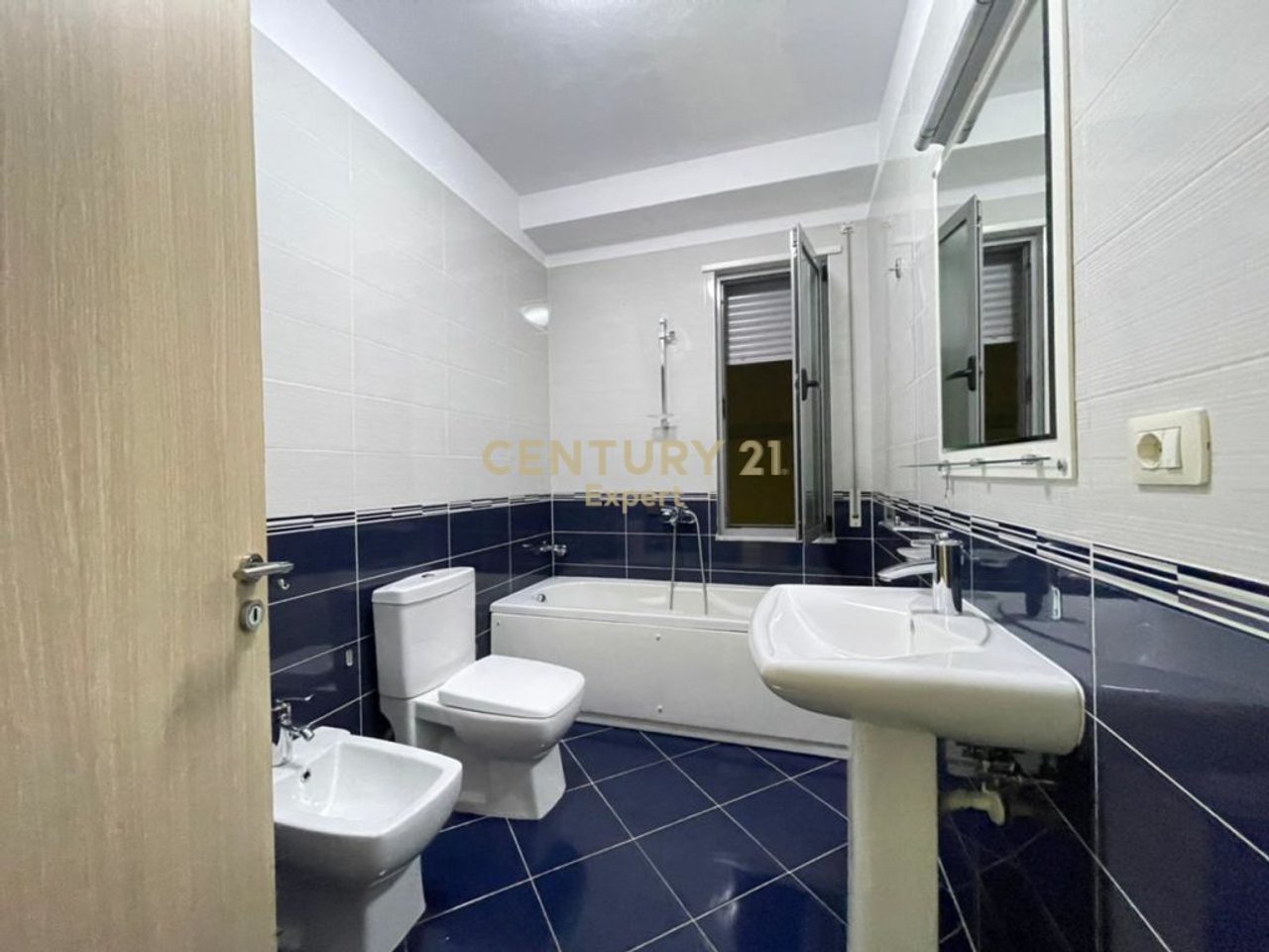 APARTAMENT 2+1+2 ME QIRA – RRUGA E KAVAJËS, TIRANË