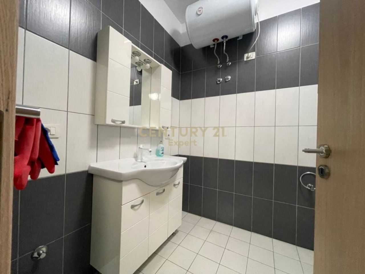 APARTAMENT 2+1+2 ME QIRA – RRUGA E KAVAJËS, TIRANË