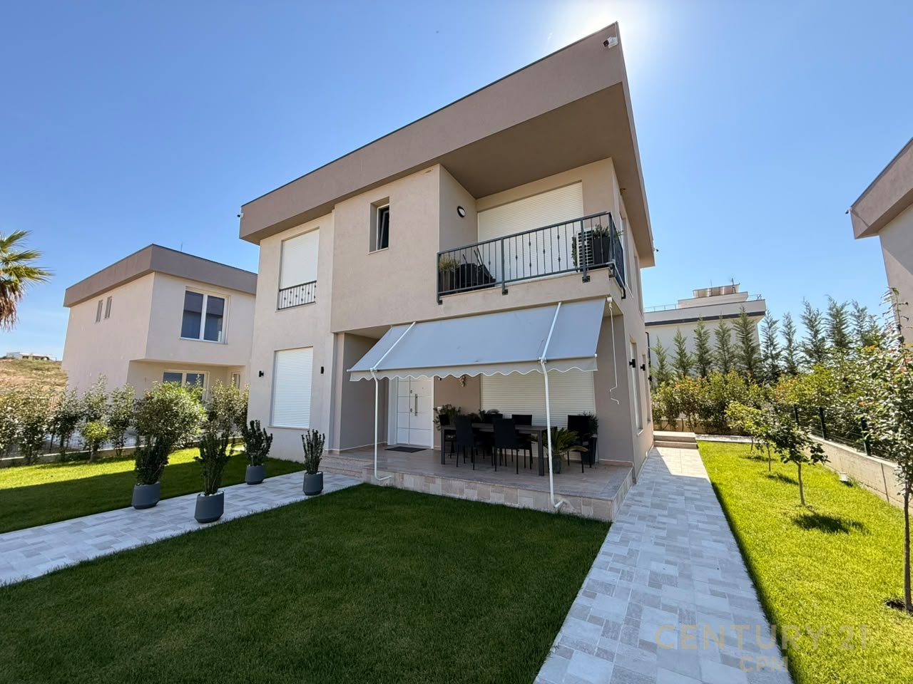 VENDIAMO VILLA INDIVIDUALE VICINO ALLA BAIA DI LALZ !