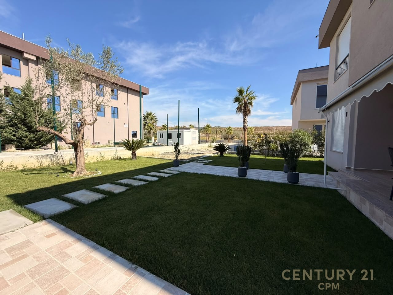 VENDIAMO VILLA INDIVIDUALE VICINO ALLA BAIA DI LALZ !