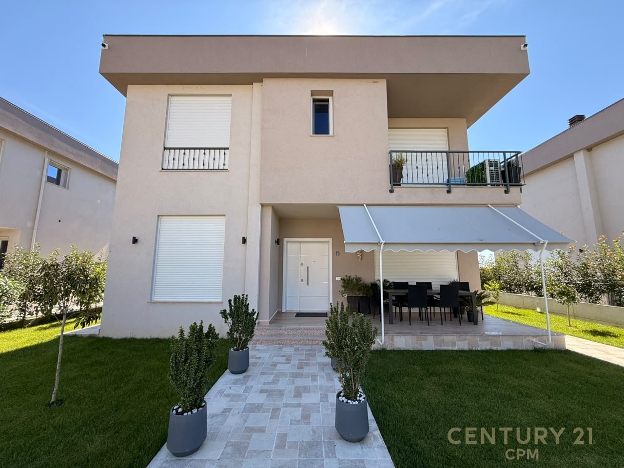 VENDIAMO VILLA INDIVIDUALE VICINO ALLA BAIA DI LALZ !