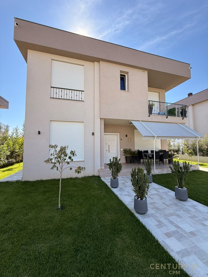 VENDIAMO VILLA INDIVIDUALE VICINO ALLA BAIA DI LALZ !