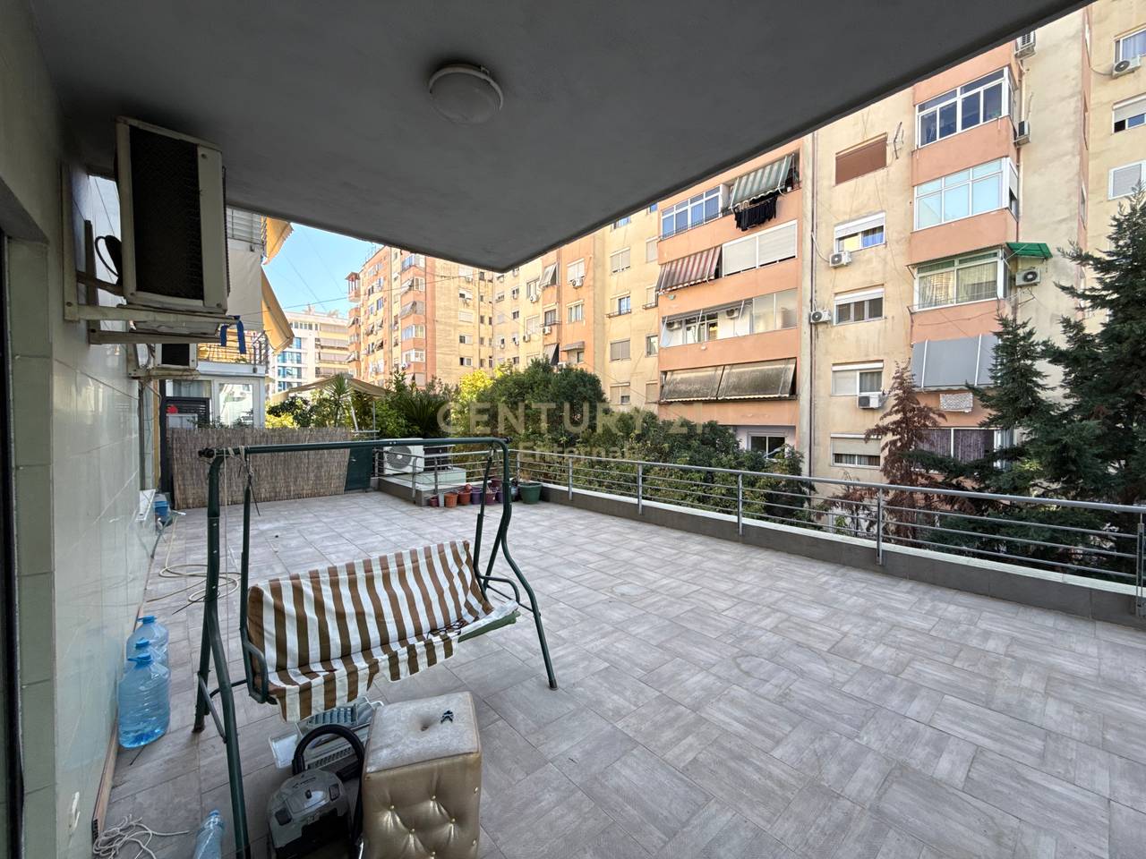 Apartment 2+1+ Veranda For Rent in the Municipality of Paris - 1100€ | 196 m²