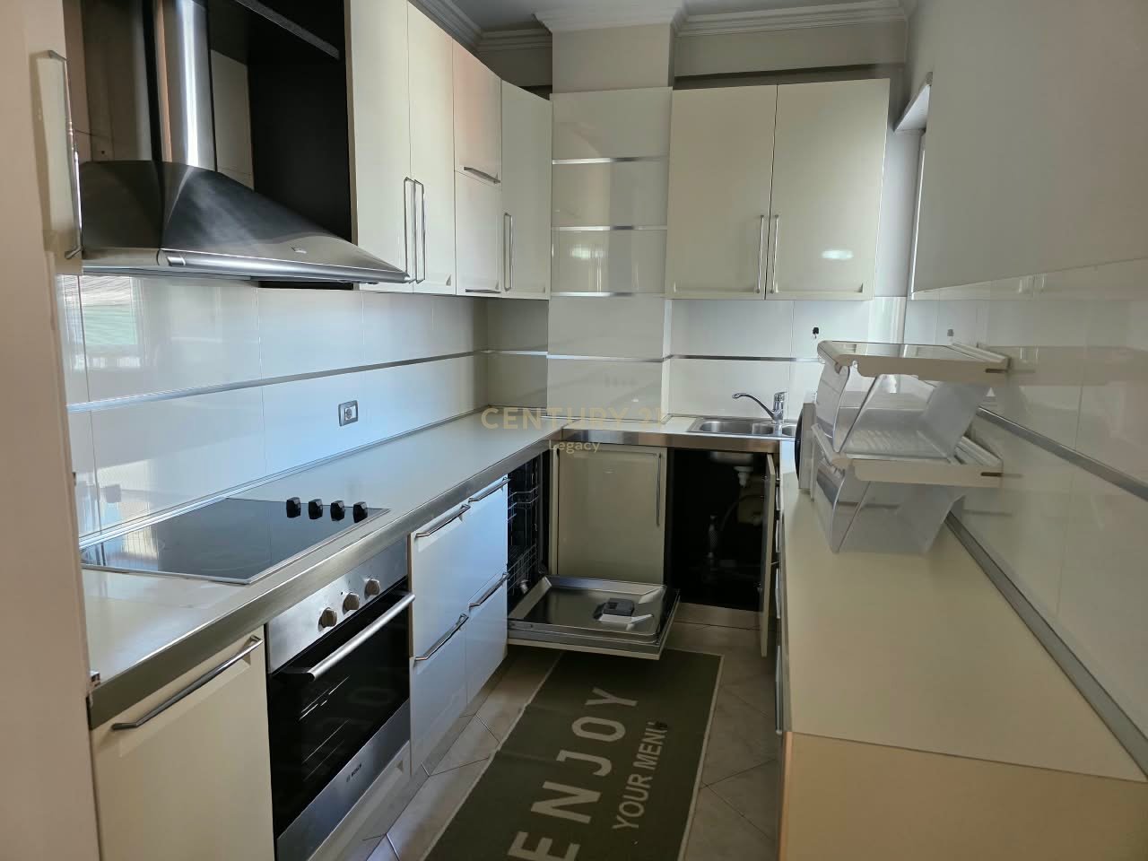 FOR RENT 2+1+2 APARTMENT ON ISMAIL QEMALI STREET – OPPOSITE THE ARTISTIC HIGH SCHOOL