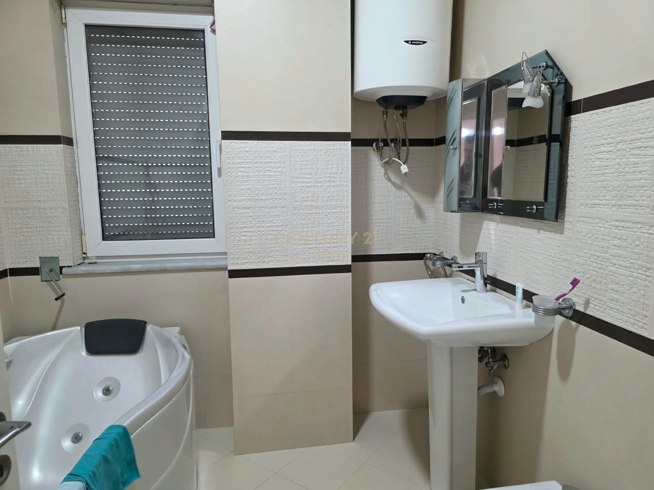 FOR RENT 2+1+2 APARTMENT ON ISMAIL QEMALI STREET – OPPOSITE THE ARTISTIC HIGH SCHOOL