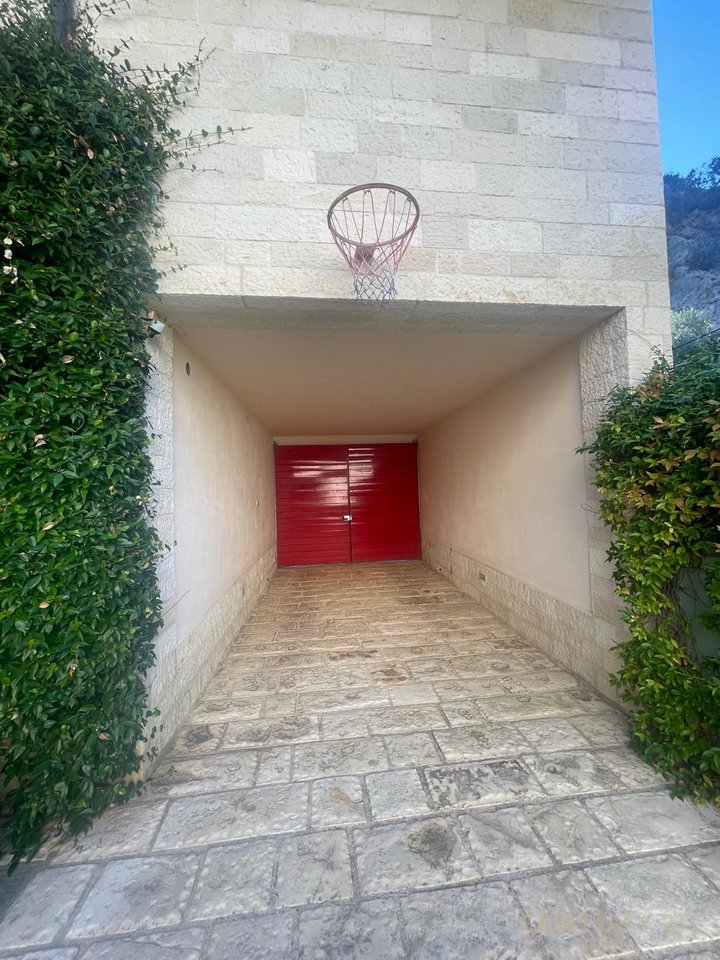 Jepet me Qira Vile 3-kateshe me pishine dhe super pamje, Petrelë, Tiranë - 3500€ | 421 m²