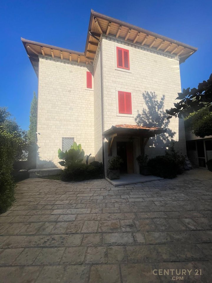 Jepet me Qira Vile 3-kateshe me pishine dhe super pamje, Petrelë, Tiranë - 3500€ | 421 m²