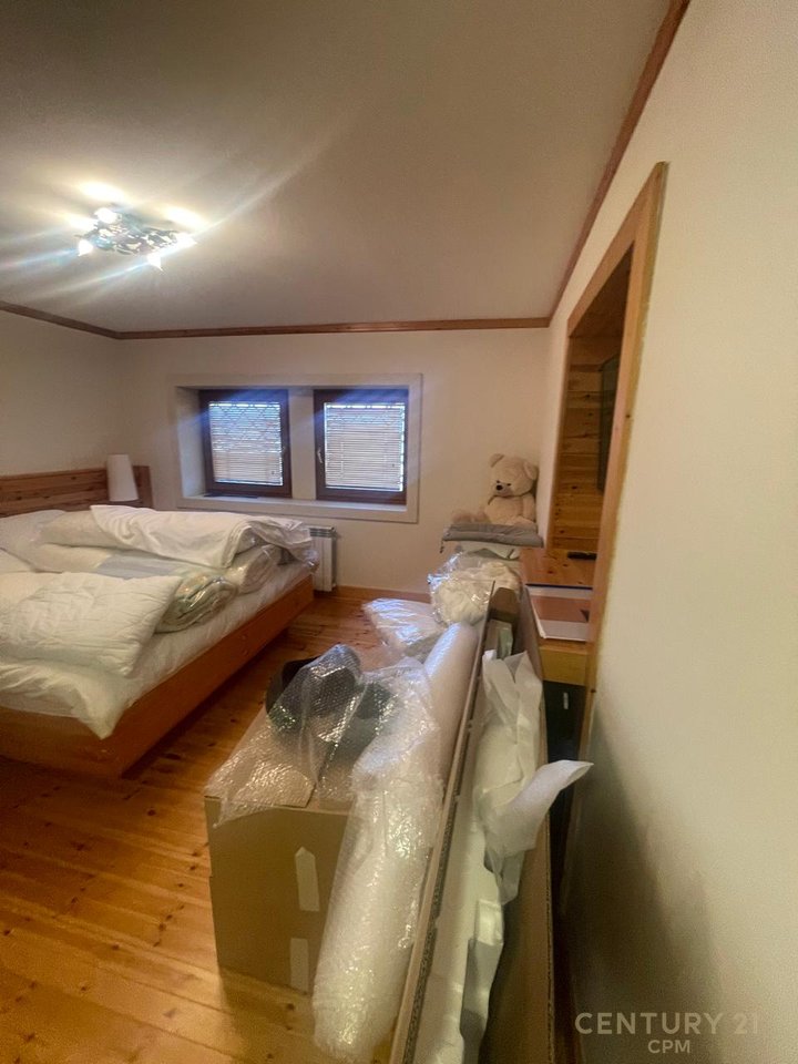 Jepet me Qira Vile 3-kateshe me pishine dhe super pamje, Petrelë, Tiranë - 3500€ | 421 m²