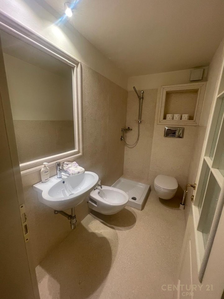 Jepet me Qira Vile 3-kateshe me pishine dhe super pamje, Petrelë, Tiranë - 3500€ | 421 m²