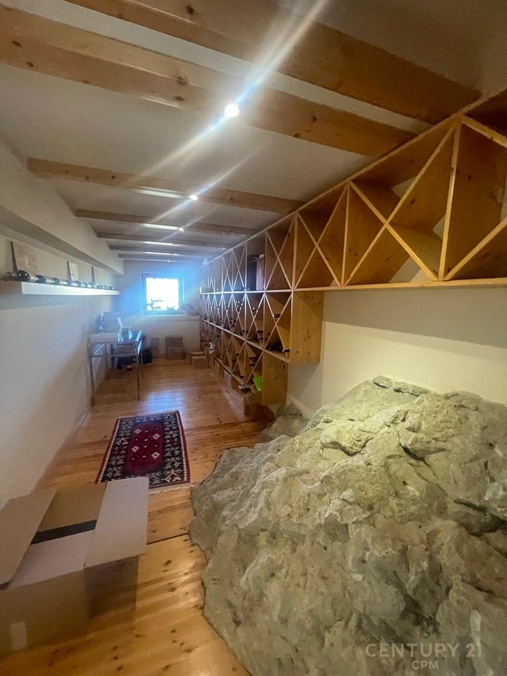 Jepet me Qira Vile 3-kateshe me pishine dhe super pamje, Petrelë, Tiranë - 3500€ | 421 m²