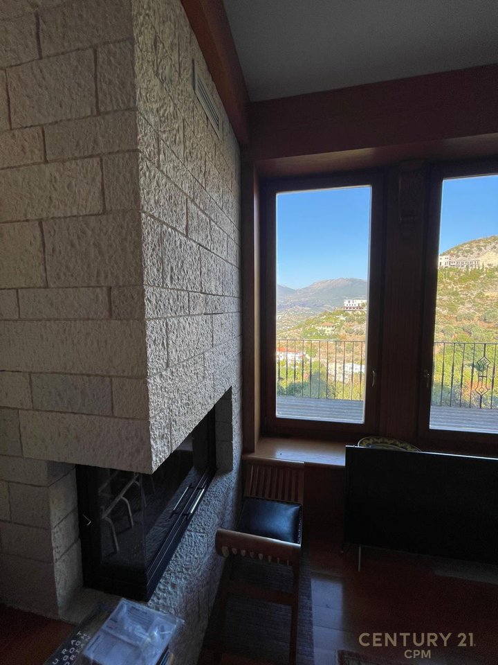 Jepet me Qira Vile 3-kateshe me pishine dhe super pamje, Petrelë, Tiranë - 3500€ | 421 m²