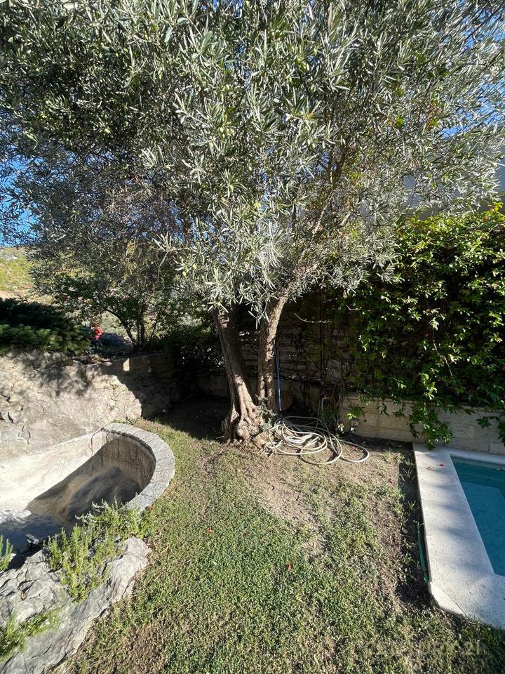 Jepet me Qira Vile 3-kateshe me pishine dhe super pamje, Petrelë, Tiranë - 3500€ | 421 m²