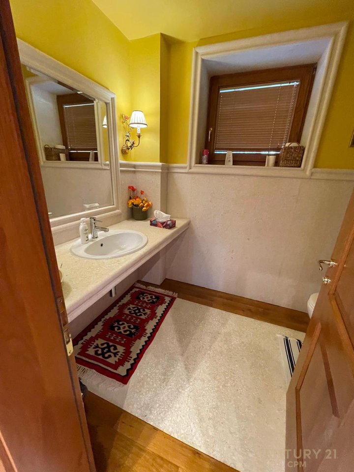Jepet me Qira Vile 3-kateshe me pishine dhe super pamje, Petrelë, Tiranë - 3500€ | 421 m²