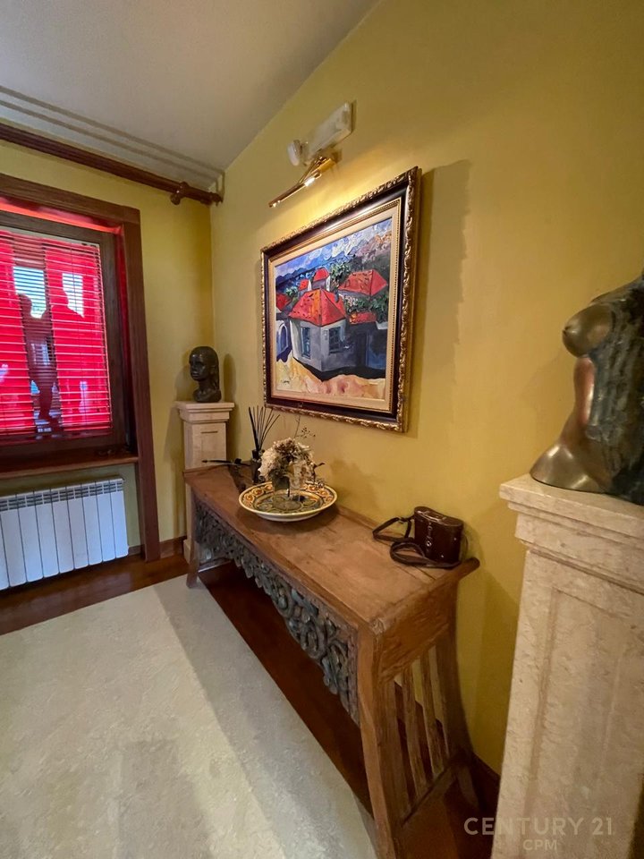 Jepet me Qira Vile 3-kateshe me pishine dhe super pamje, Petrelë, Tiranë - 3500€ | 421 m²