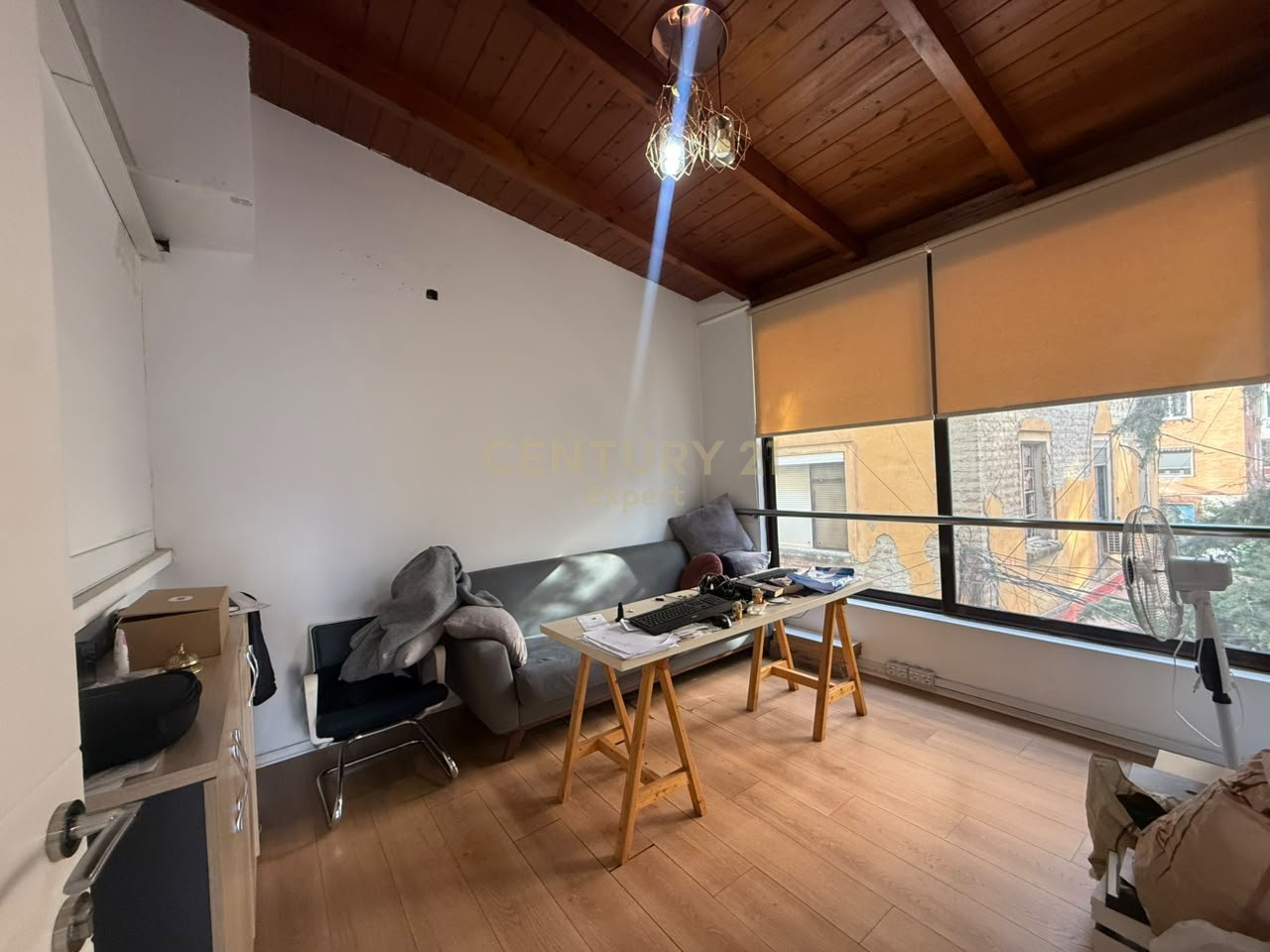 APPARTAMENTO PER UFFICI 3+1+2 IN AFFITTO – VICINO A PIAZZA WILLSON, TIRANA