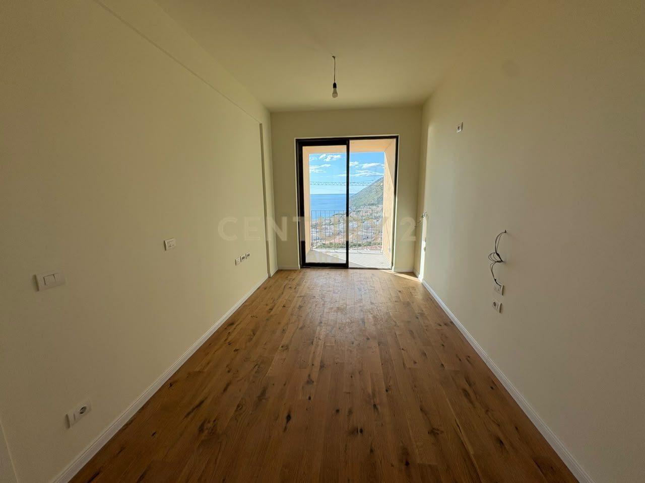 SHITET DUPLEKS LUKSOZ ME 2🅿️ DHE VERANDË ME PAMJE PANORAMIKE NË GREEN COAST 2!
