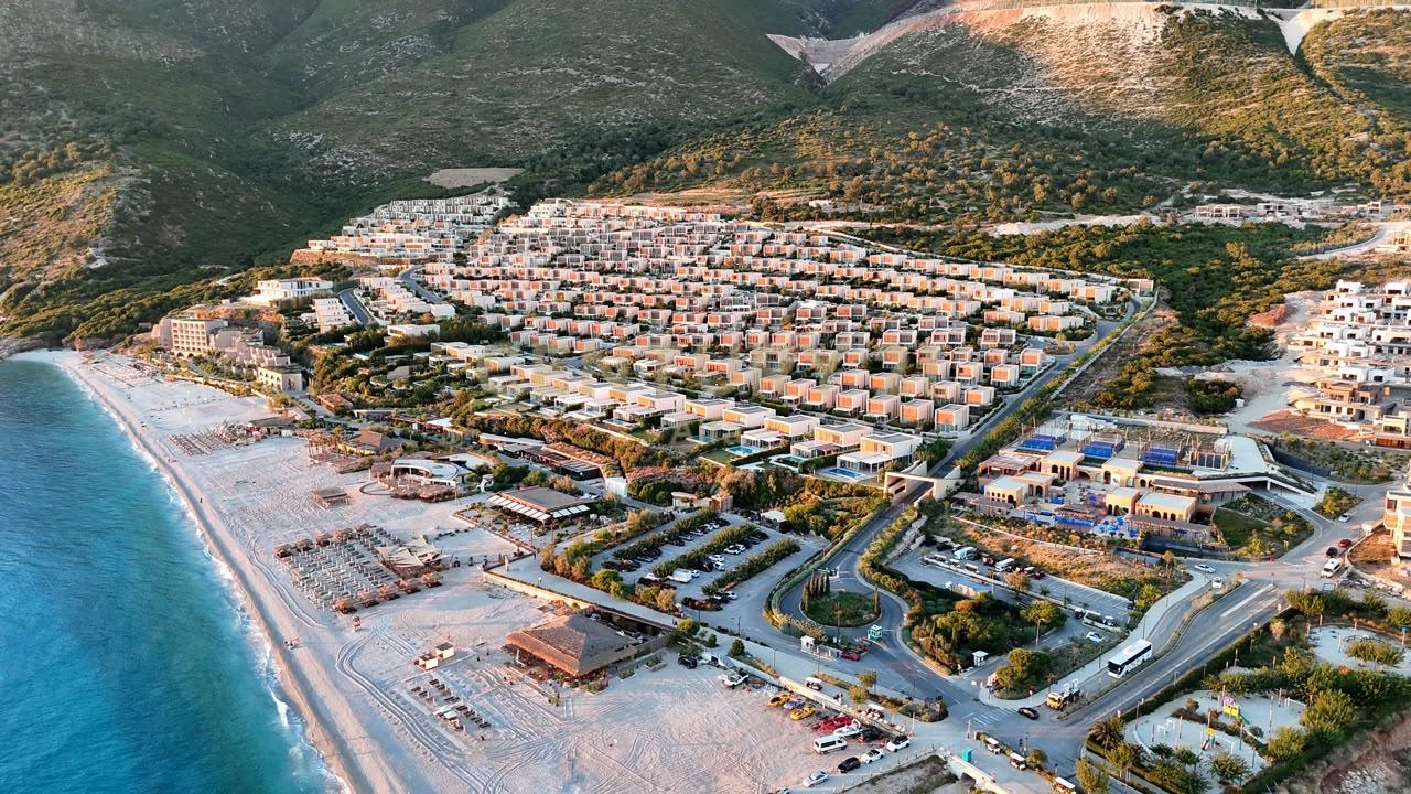 SHITET DUPLEKS LUKSOZ ME 2🅿️ DHE VERANDË ME PAMJE PANORAMIKE NË GREEN COAST 2!
