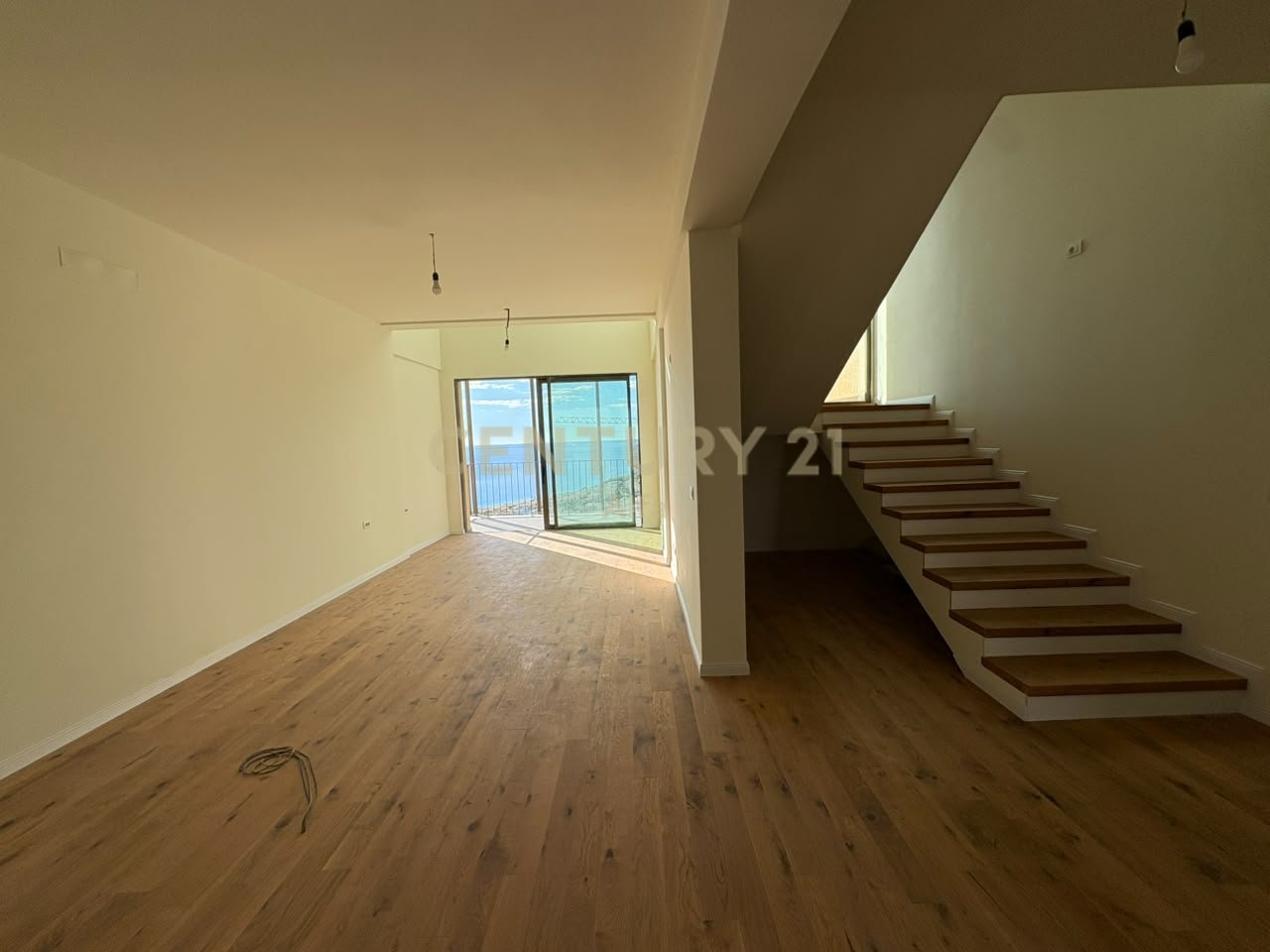 SHITET DUPLEKS LUKSOZ ME 2🅿️ DHE VERANDË ME PAMJE PANORAMIKE NË GREEN COAST 2!